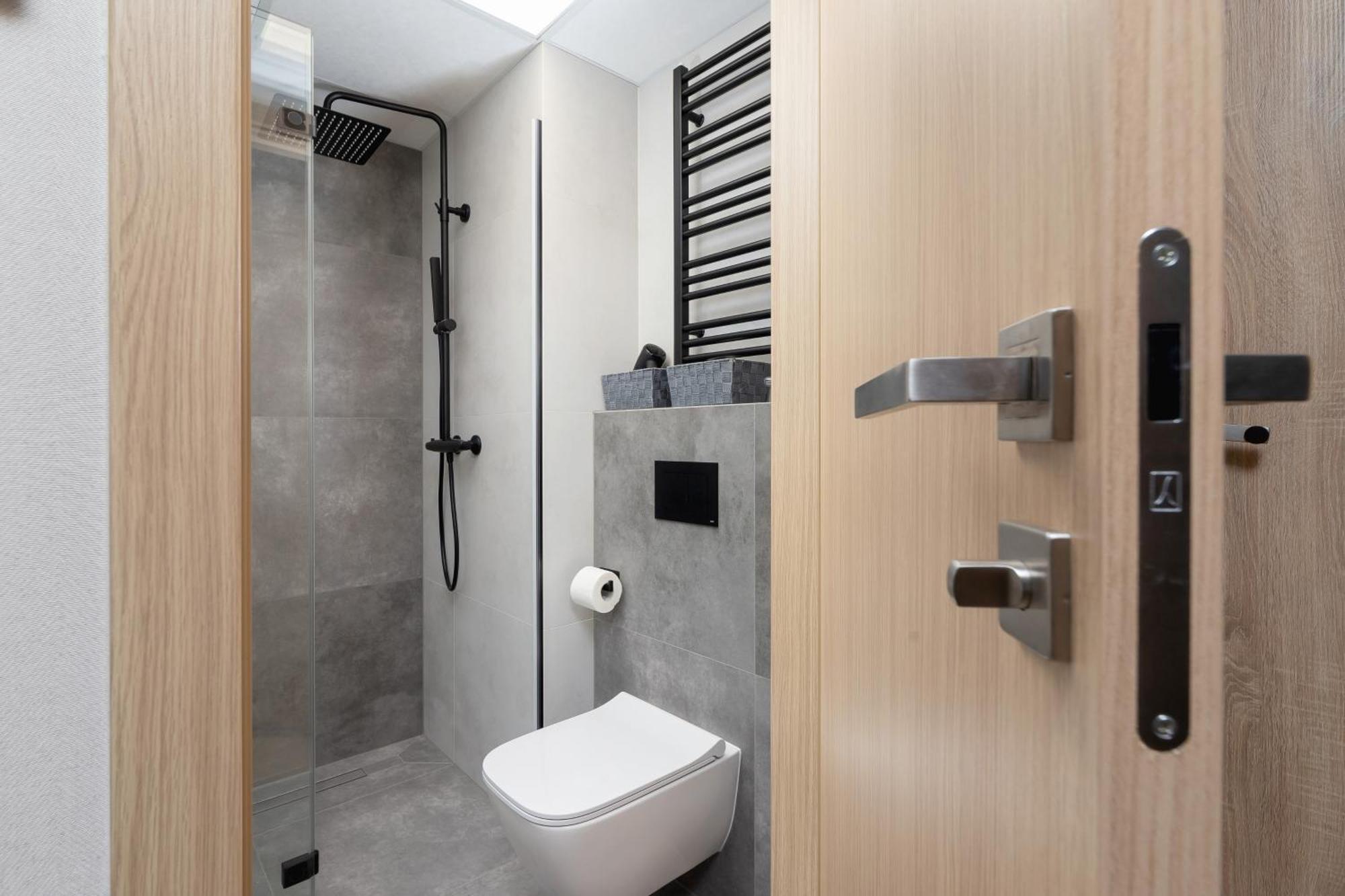 Modern With Air Conditioning In Downtown By Renters