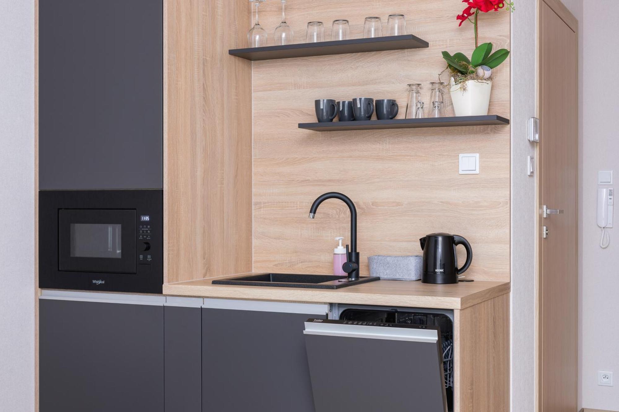 Modern With Air Conditioning In Downtown By Renters Apartment
