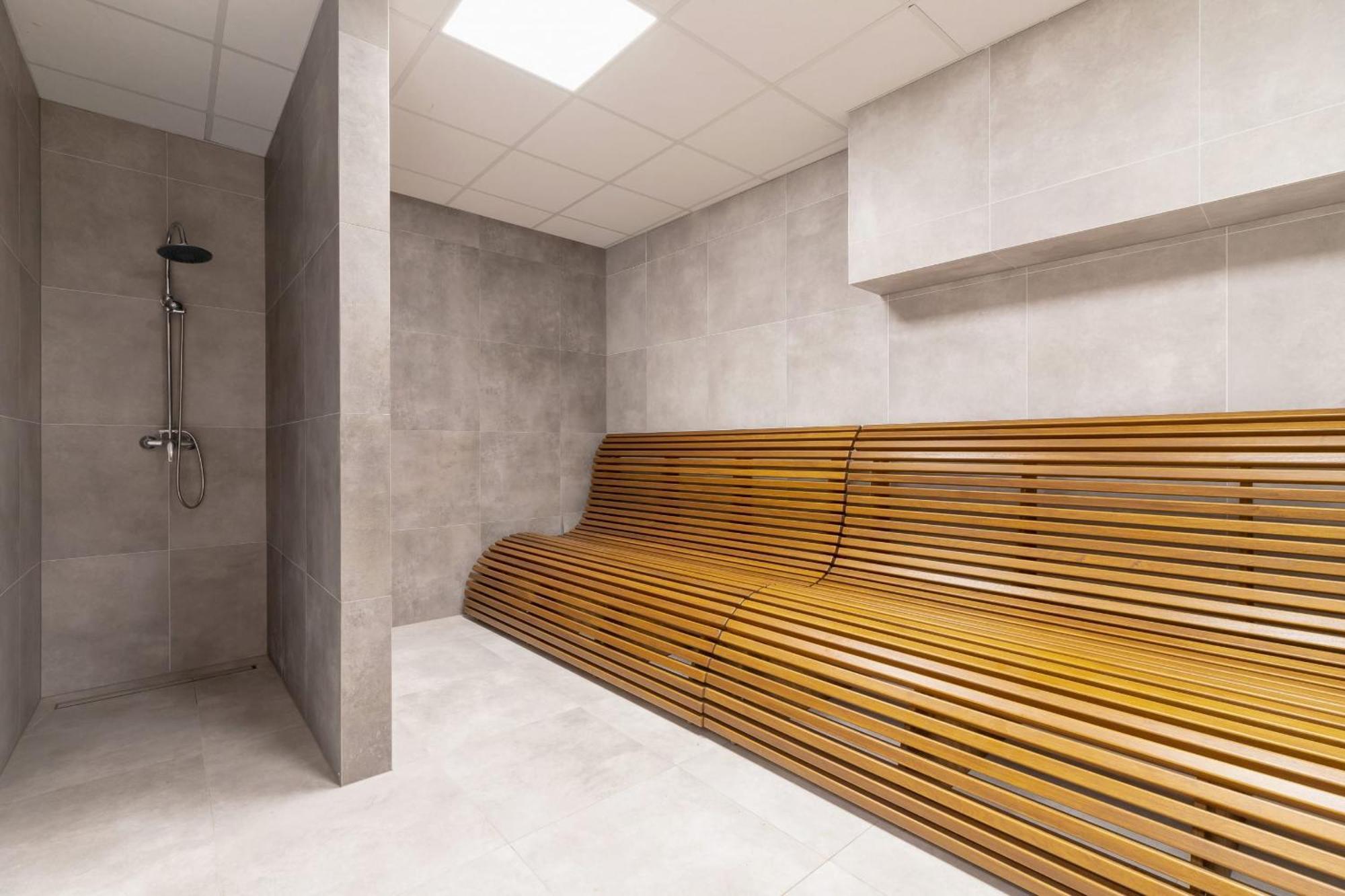 Modern With Air Conditioning In Downtown By Renters Apartment
